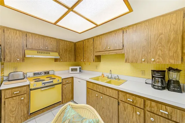 $2,000 | 10216 Regal Drive, Unit 705, Largo, FL 33774