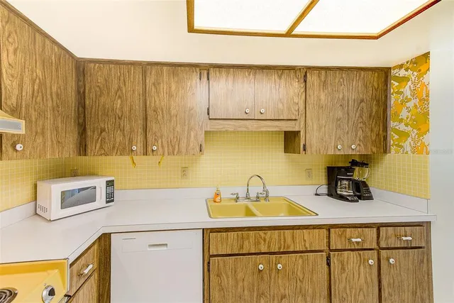 $2,000 | 10216 Regal Drive, Unit 705, Largo, FL 33774