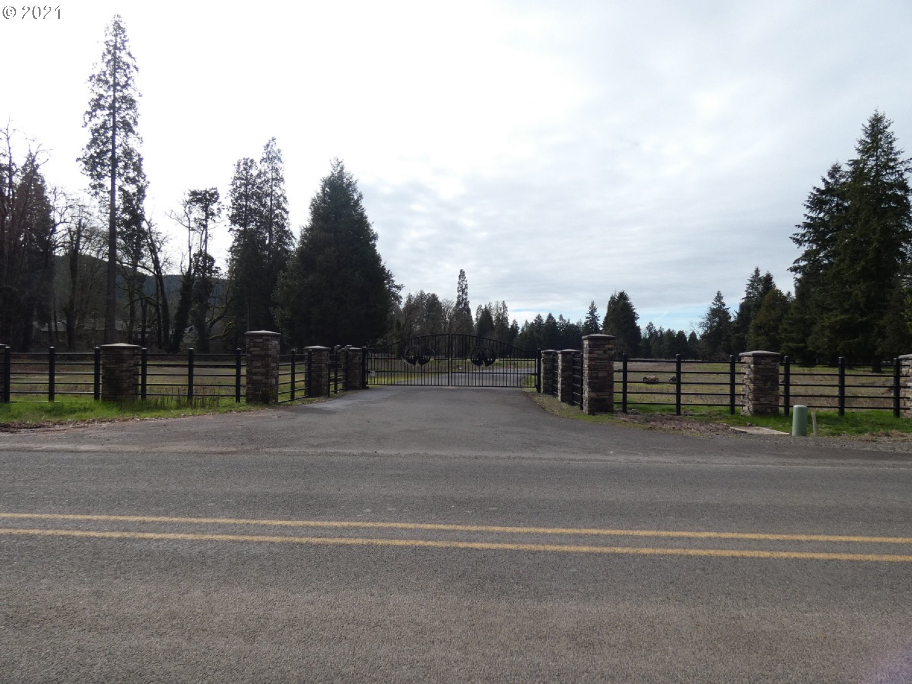 17 Omlid Drive Springfield, OR 97478 - Photo 2 of 12 a view of a street
