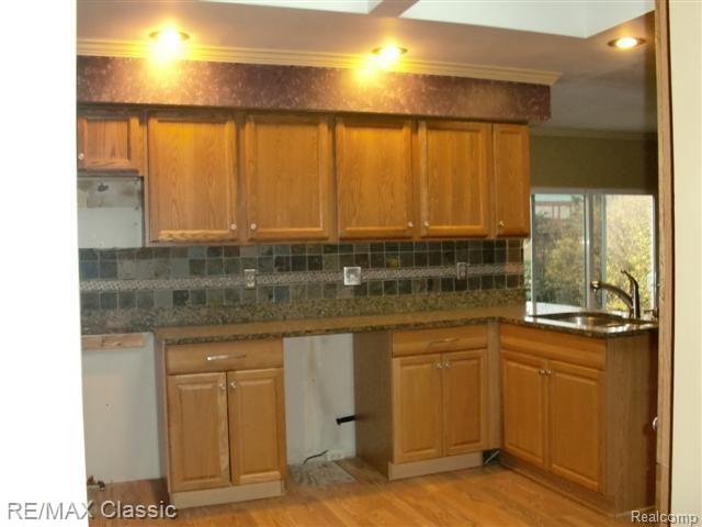 42734 Keystone Canton, MI 48187 - Photo 2 of 10 KITCHEN
