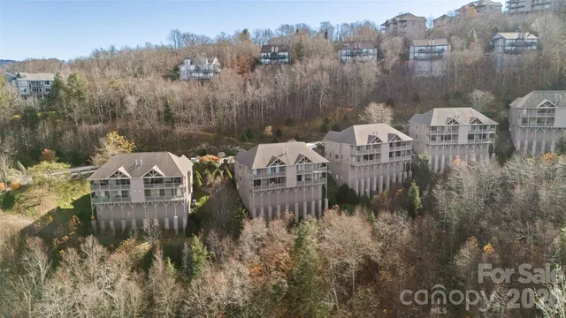 a view of multiple houses with a lake