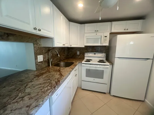 $1,500 | 2615 Northeast 3rd Street, Unit 213, Boynton Beach, FL 33435