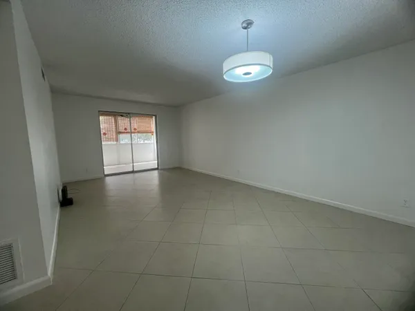 $1,500 | 2615 Northeast 3rd Street, Unit 213, Boynton Beach, FL 33435