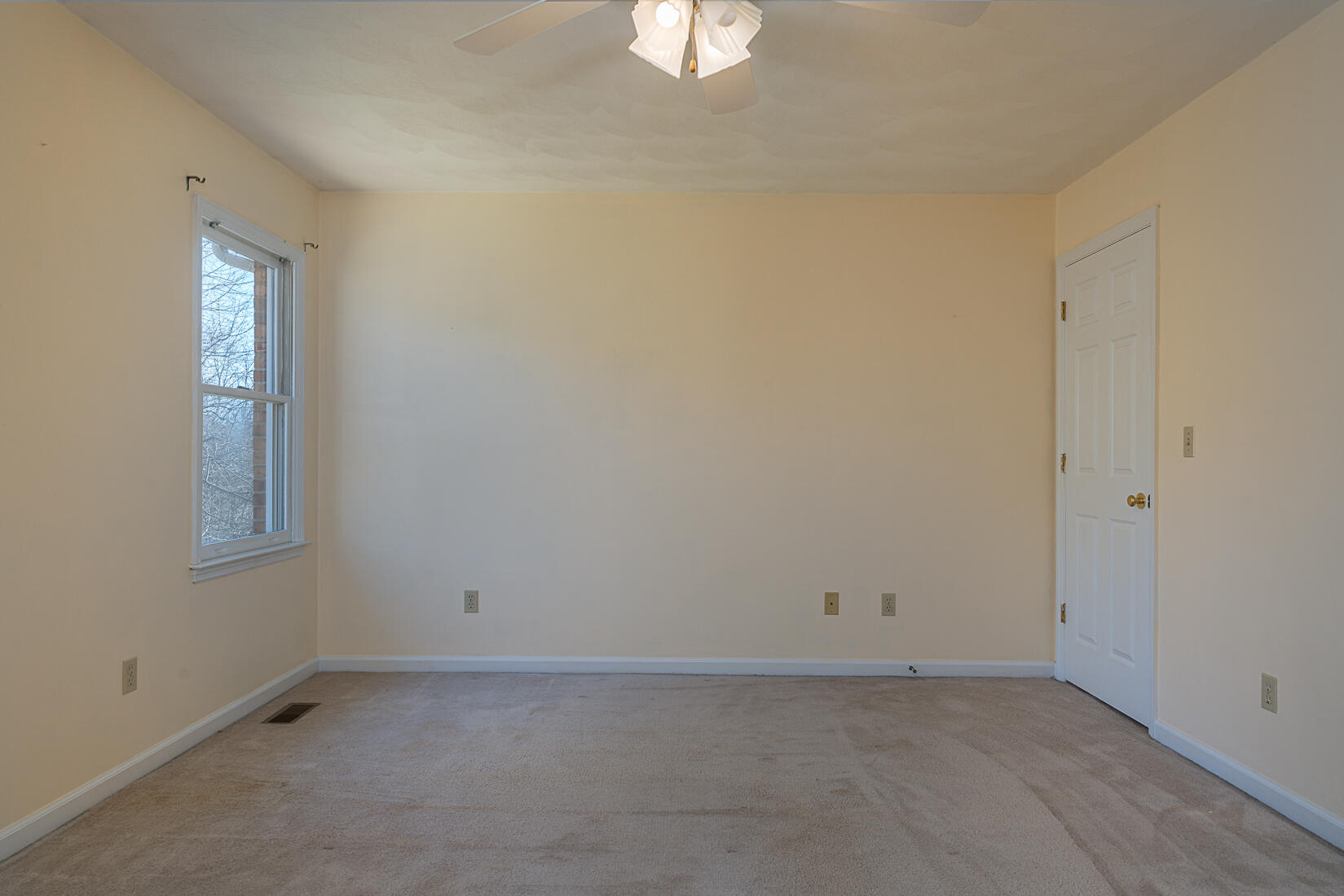 3490 Saunders Road Vinton, VA 24179 - Photo 42 of 60 an empty room with windows