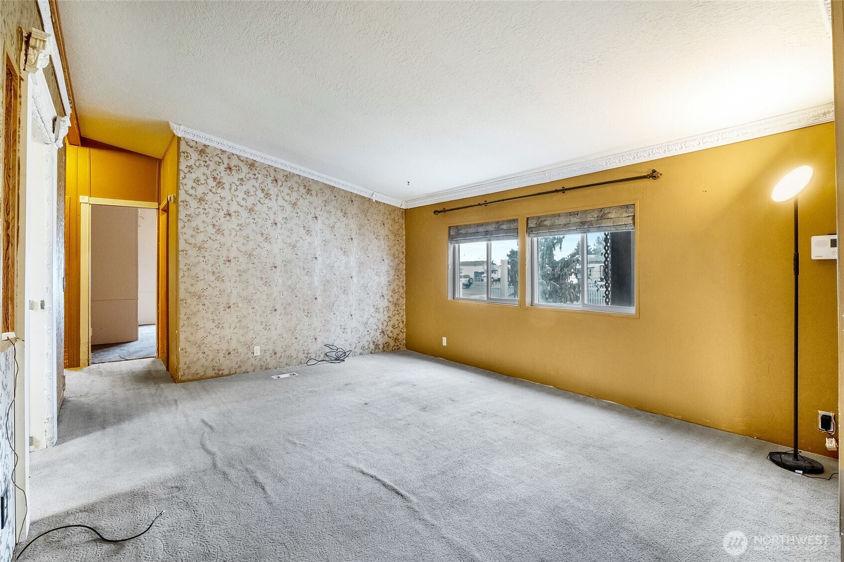 8674 Vince Road Northeast Moses Lake, WA 98837 - Photo 12 of 39 an empty room with windows and closet
