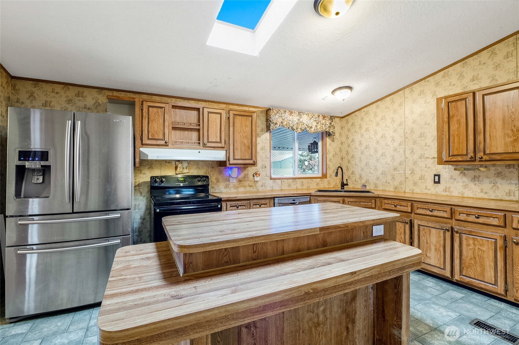 8674 Vince Road Northeast Moses Lake, WA 98837 - Photo 17 of 39 a kitchen with granite countertop a refrigerator stove and sink