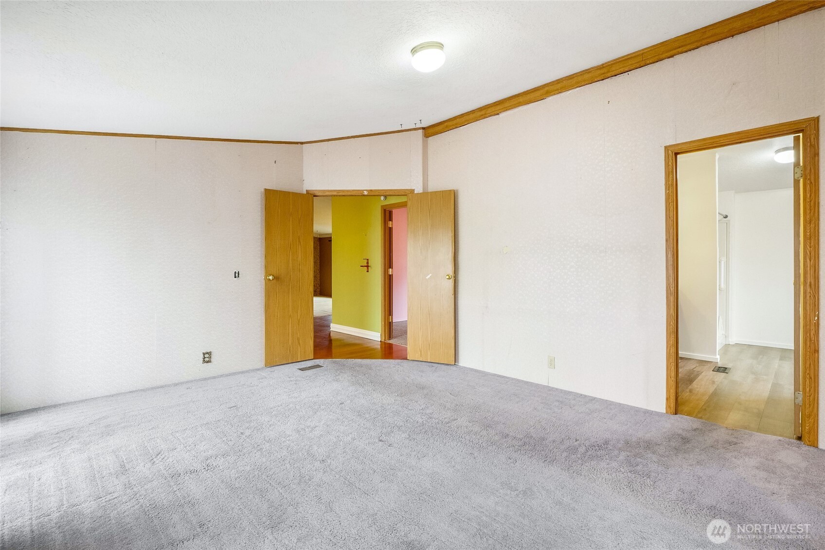 8674 Vince Road Northeast Moses Lake, WA 98837 - Photo 21 of 39 a view of a big room with closet and wooden floor