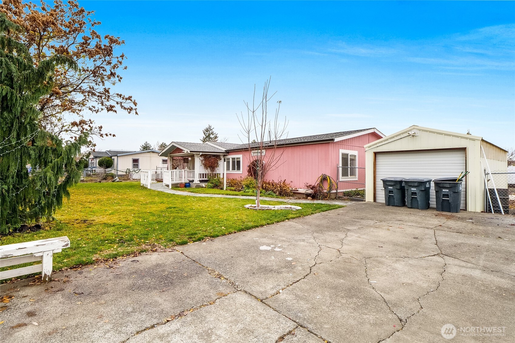 8674 Vince Road Northeast Moses Lake, WA 98837 - Photo 5 of 39 a front view of a house with garden