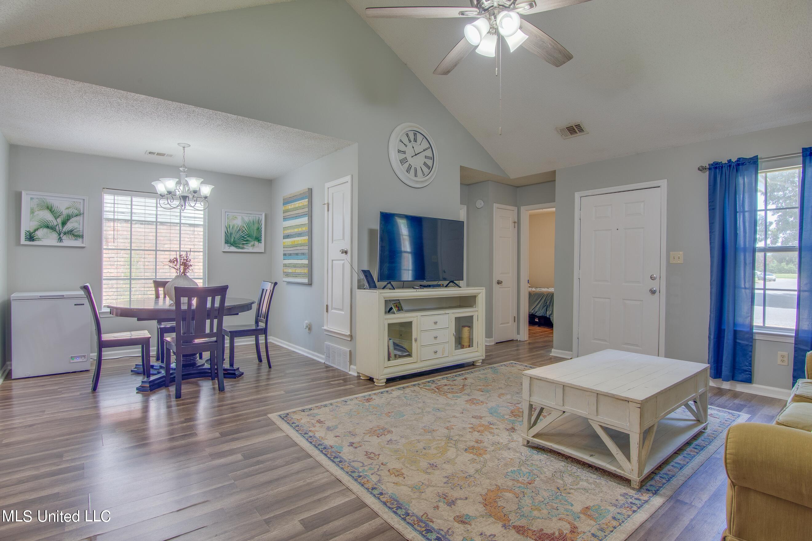 3303 West Tulane Road Horn Lake, MS 38637 - Photo 6 of 15 Living Room