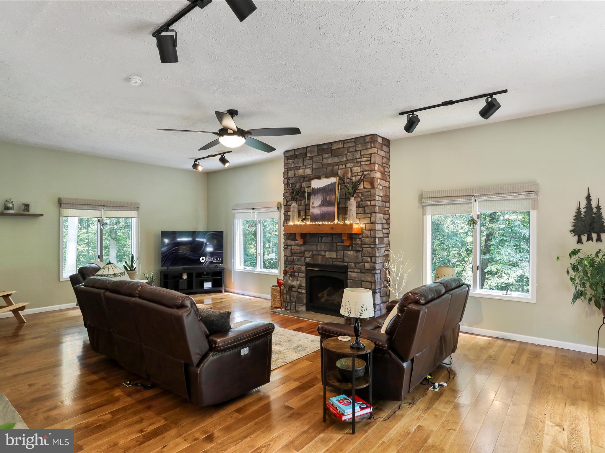3953 West Weaver Road Greencastle, PA 17225 - Photo 17 of 61 Livingroom