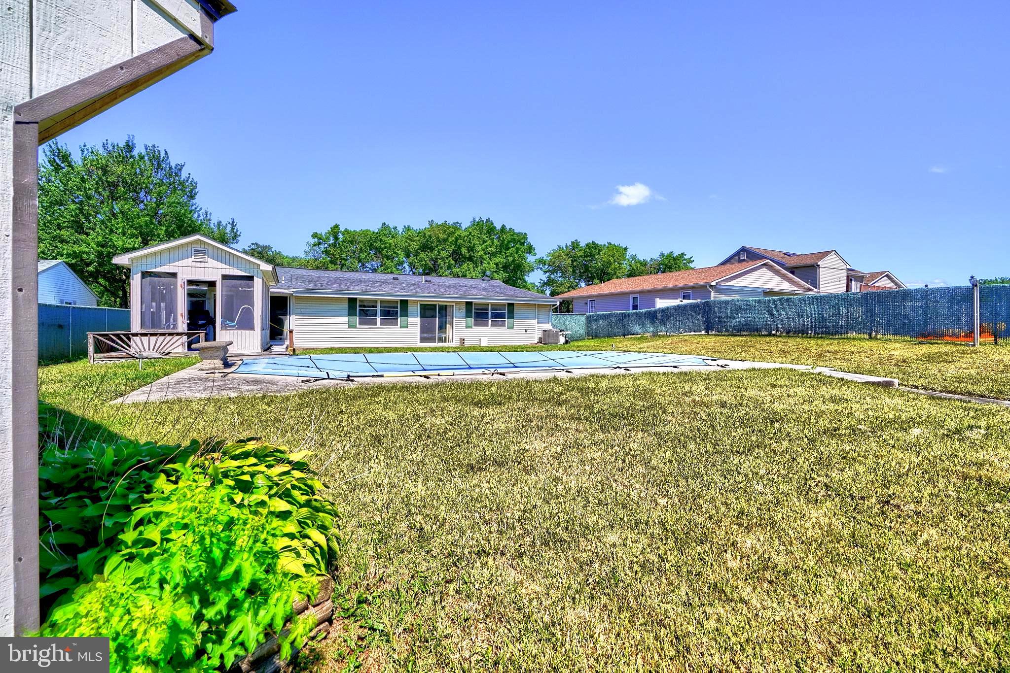 BEAUTIFUL BACKYARD OASIS!