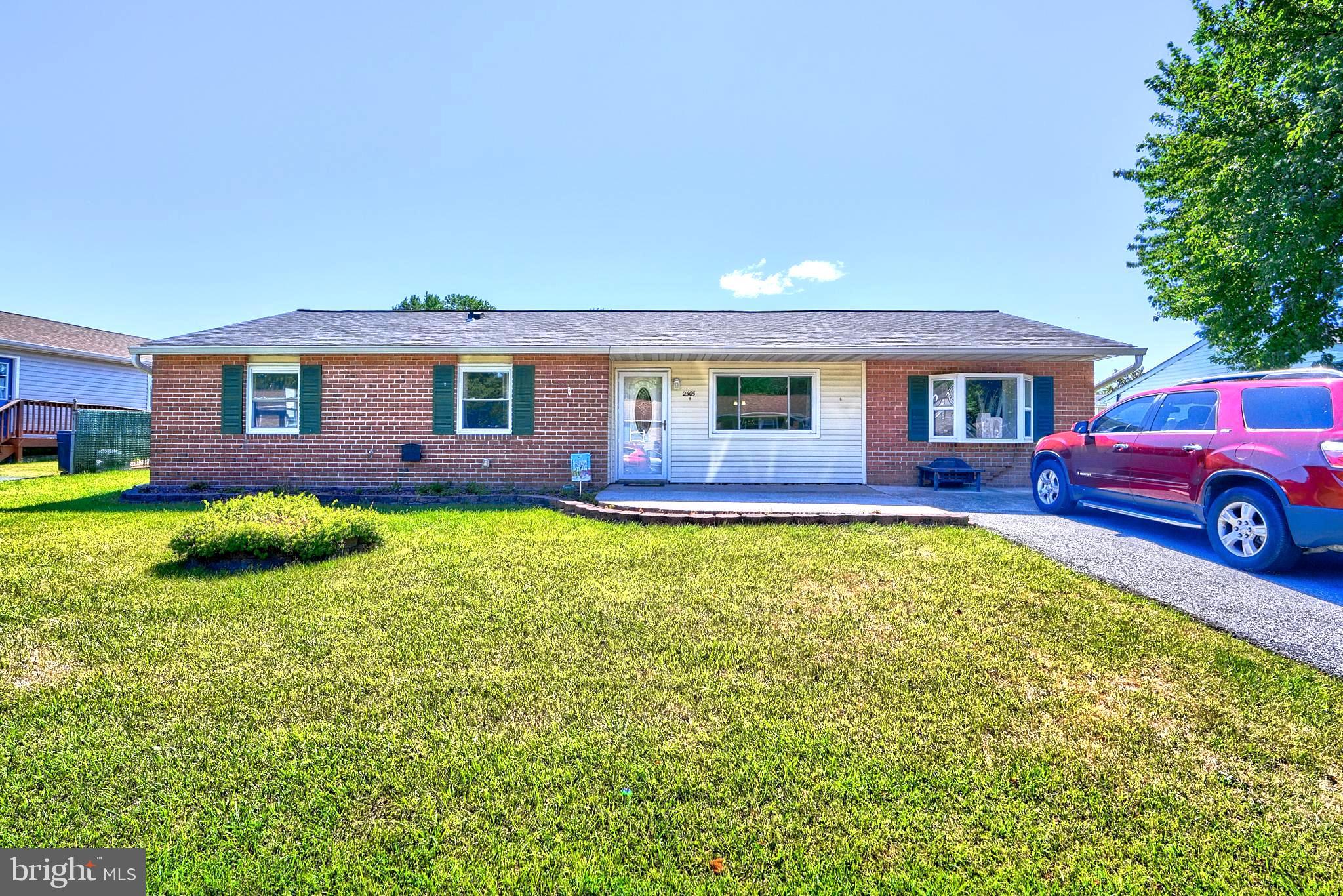2505 Eugene Avenue Sparrows Point, MD 21219 - Photo 3 of 54 3BD/2BA w/FAM RM, SUNRM,POOL,CRAB SHANTY & MORE!!!