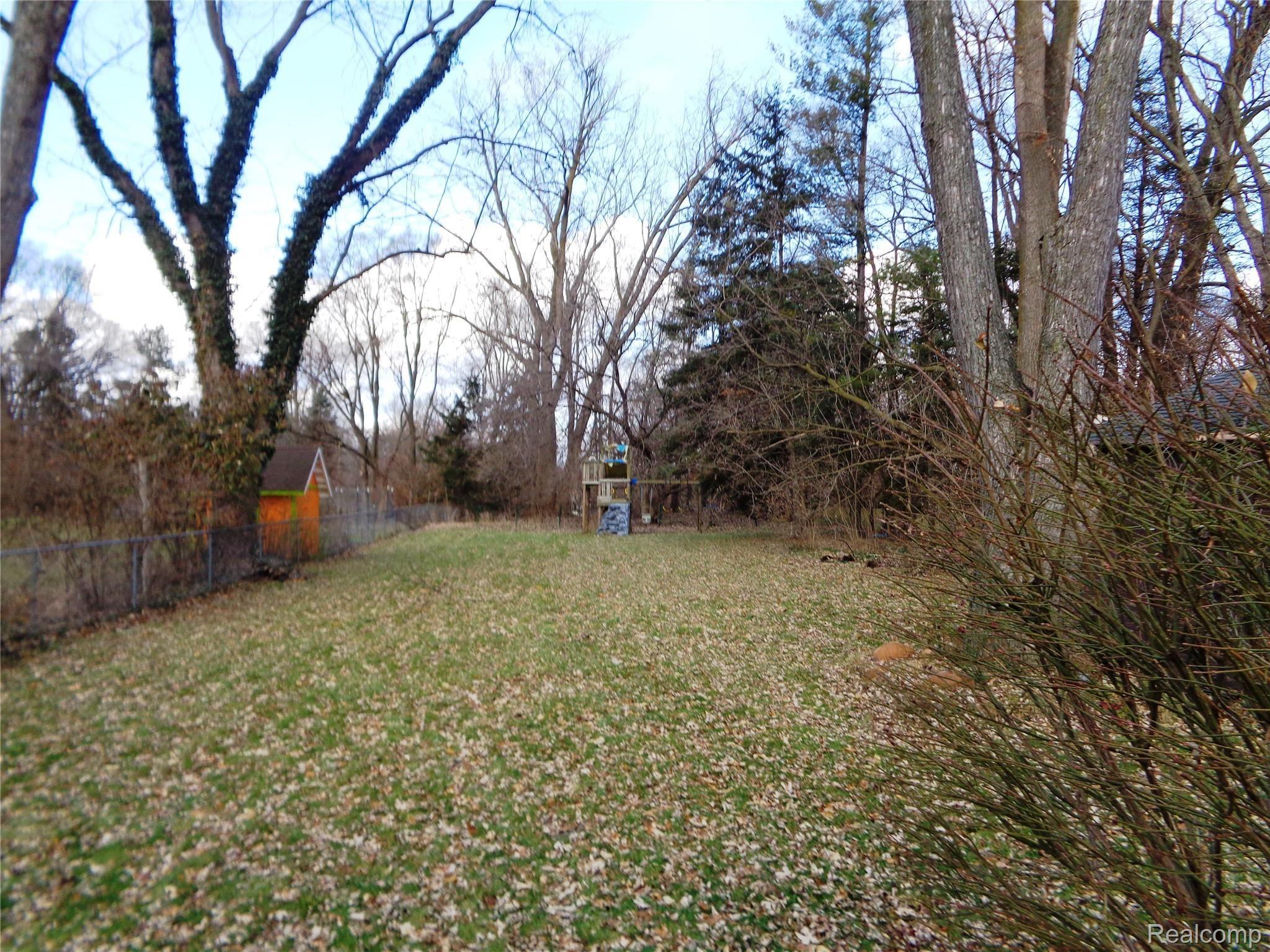 335 Red Oak Lane Rochester, MI 48307 - Photo 16 of 19 Extra Deep Yard