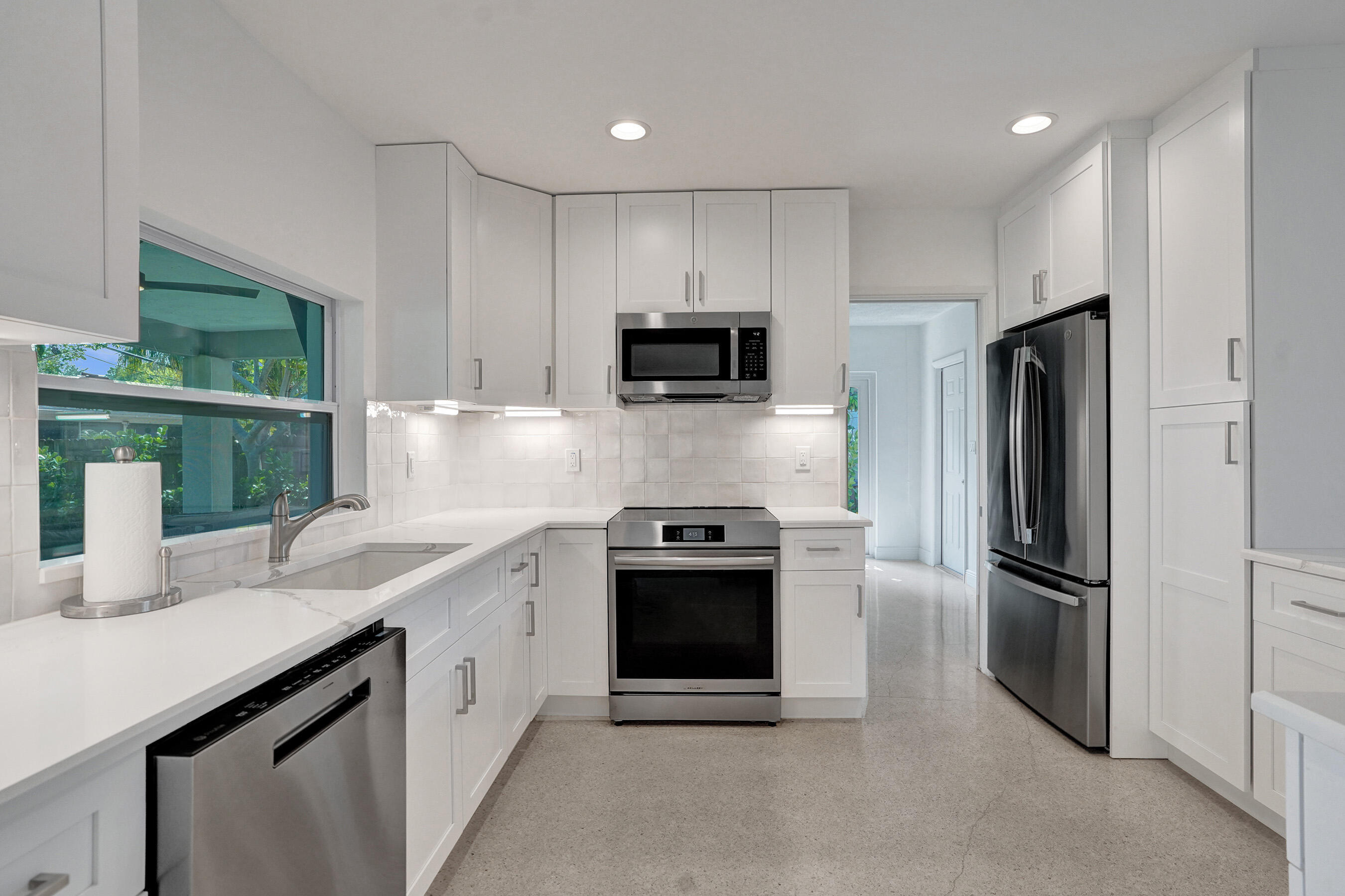246 Northeast 30th Street Boca Raton, FL 33431 - Photo 10 of 35 DSC07417