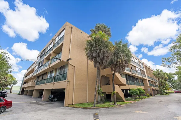 $2,050 | 1750 West 56th Street, Unit 210, Hialeah, FL 33012