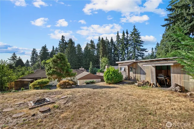 a view of a backyard of the house