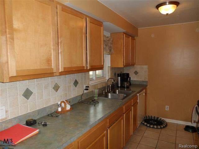 8465 Potomac Street Center Line, MI 48015 - Photo 12 of 20 31127805-11.jpg