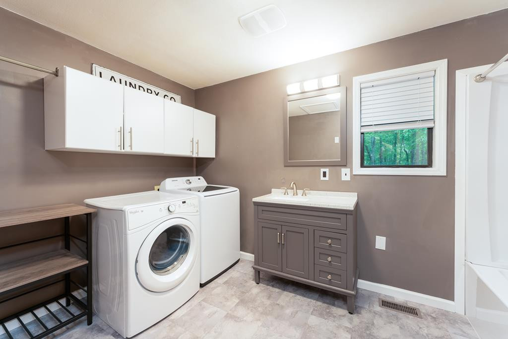 144 Wolf Ridge Lane Murphy, NC 28906 - Photo 10 of 30 Laundry/Second Bathroom