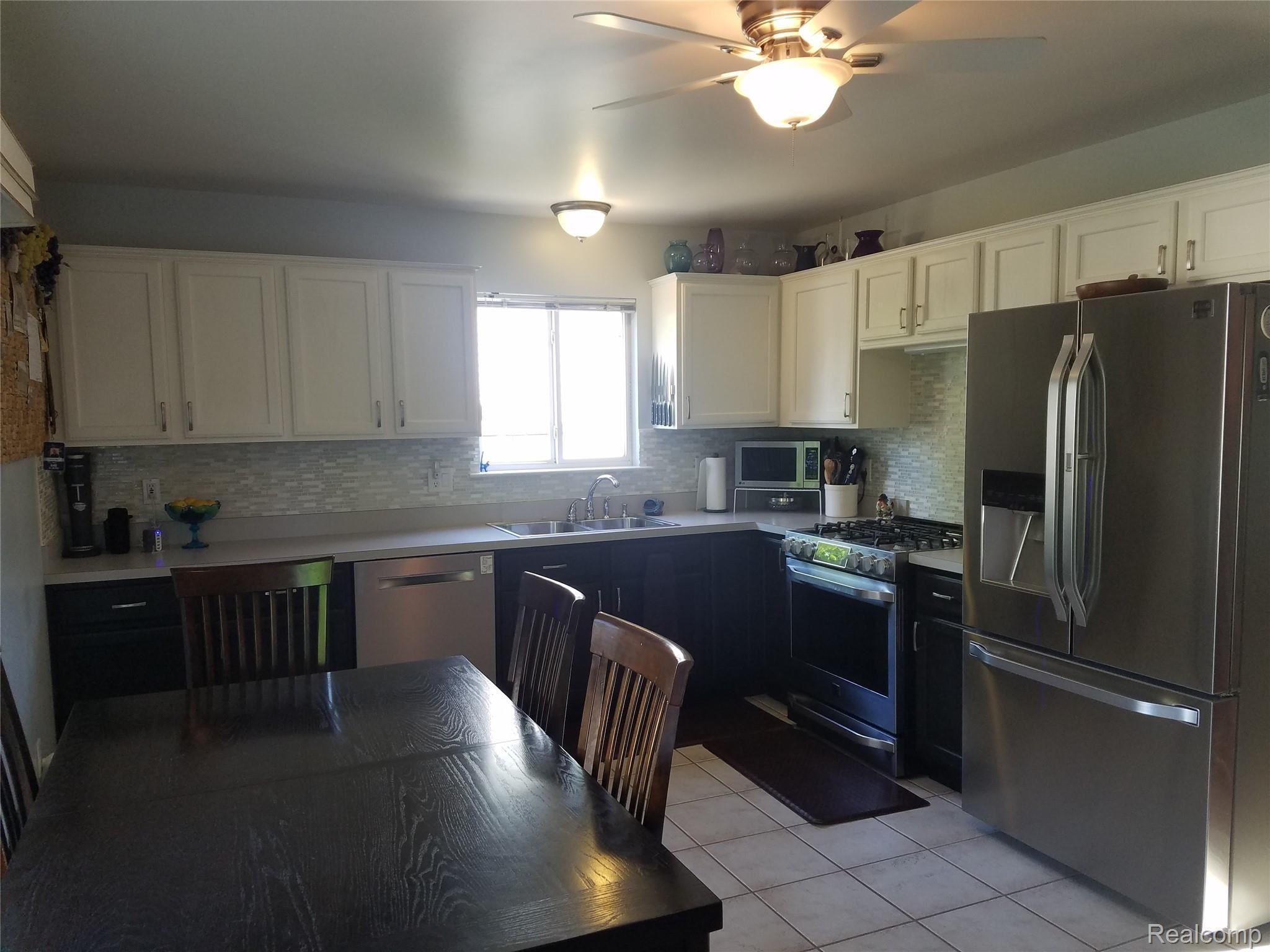 2715 Longview Avenue Rochester, MI 48307 - Photo 11 of 35 High End Stainless Appliances included!