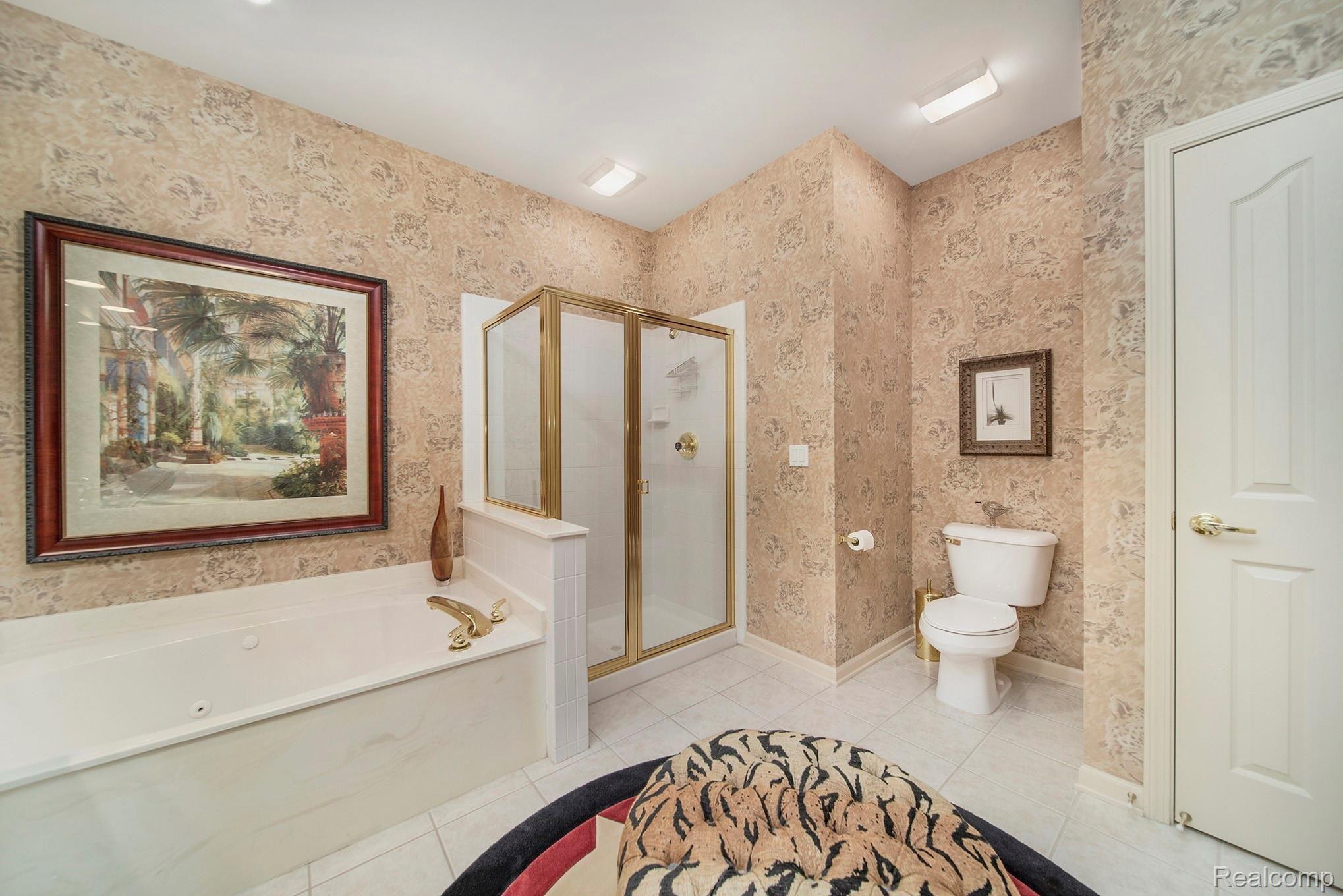 1379 Copper Circle, Unit 35 Rochester, MI 48306 - Photo 28 of 47 MASTER BATH - HAS ROOM FOR CENTEROTTOMAN FOR DRESSING
