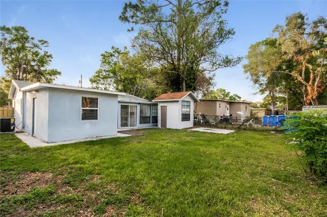 a view of a house with backyard and garden