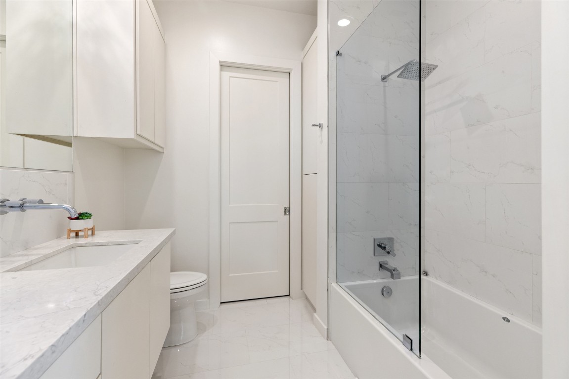 201 Gold Nugget Road Wimberley, TX 78676 - Photo 21 of 40 a bathroom with a sink a toilet and bathtub