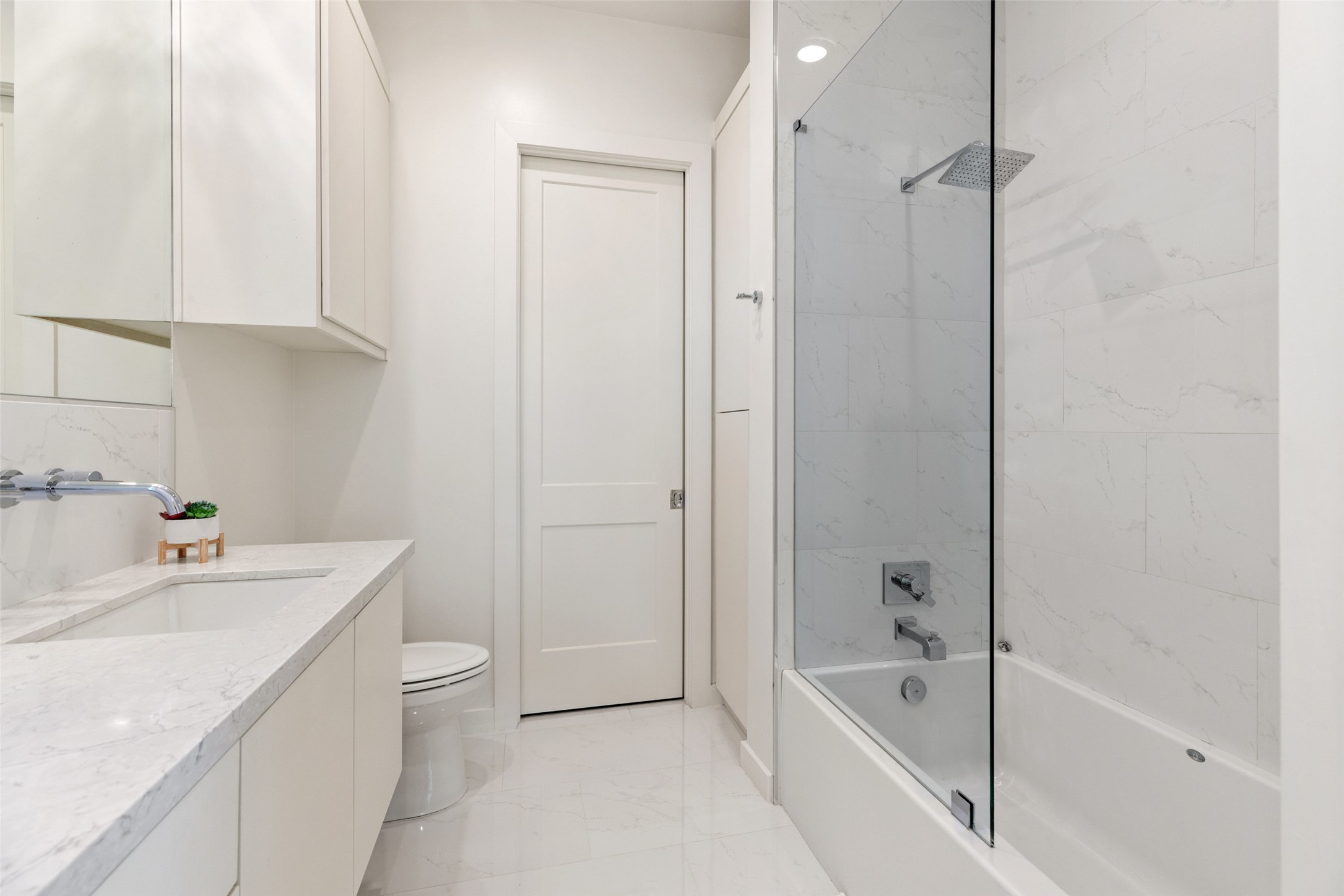 201 Gold Nugget Road Wimberley, TX 78676 - Photo 21 of 40 a bathroom with a sink a toilet and bathtub