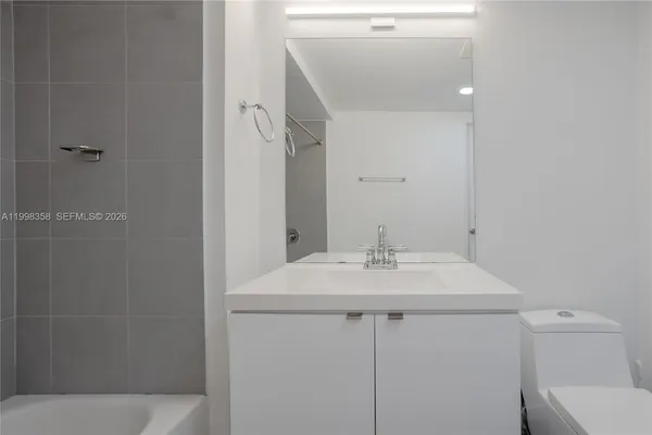 $690,000 | 92 Southwest 3rd Street, Unit 3512, Miami, FL 33130