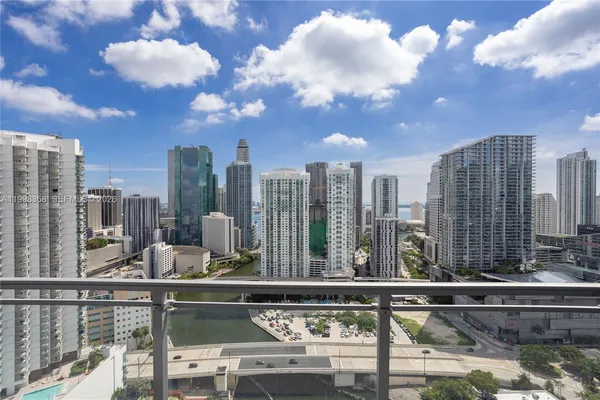 $690,000 | 92 Southwest 3rd Street, Unit 3512, Miami, FL 33130