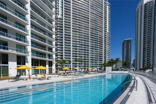 $690,000 | 92 Southwest 3rd Street, Unit 3512, Miami, FL 33130