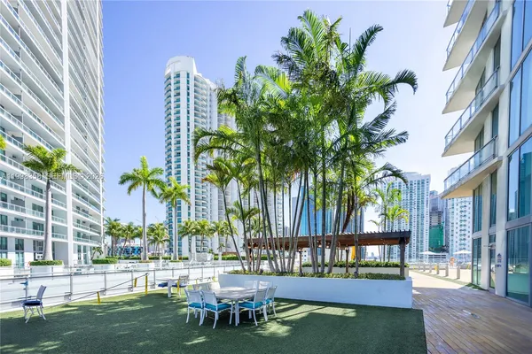 $690,000 | 92 Southwest 3rd Street, Unit 3512, Miami, FL 33130