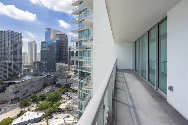 $690,000 | 92 Southwest 3rd Street, Unit 3512, Miami, FL 33130