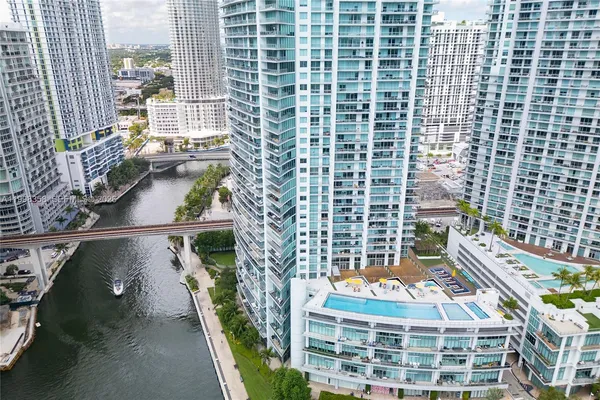 $690,000 | 92 Southwest 3rd Street, Unit 3512, Miami, FL 33130