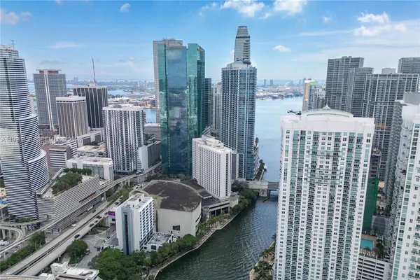 $690,000 | 92 Southwest 3rd Street, Unit 3512, Miami, FL 33130