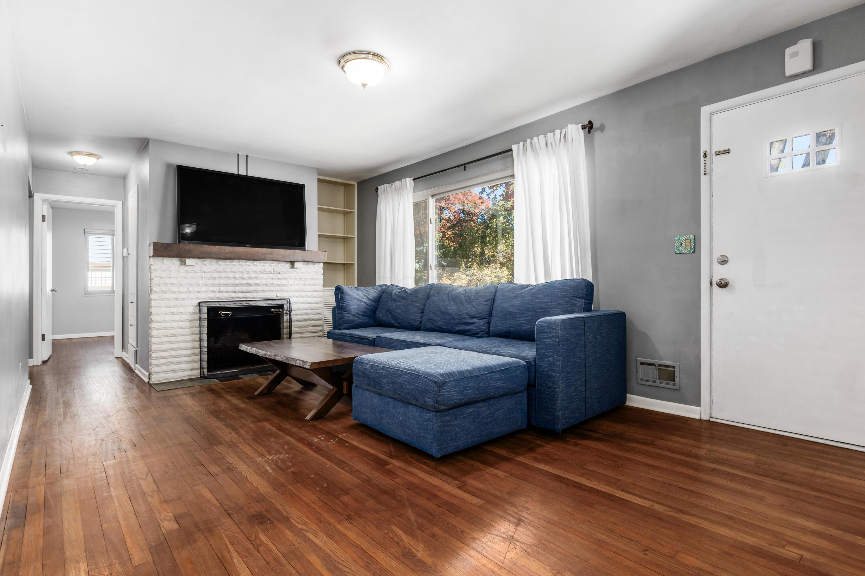 2745 Cranford Road Columbus, OH 43221 - Photo 5 of 42 Living Room