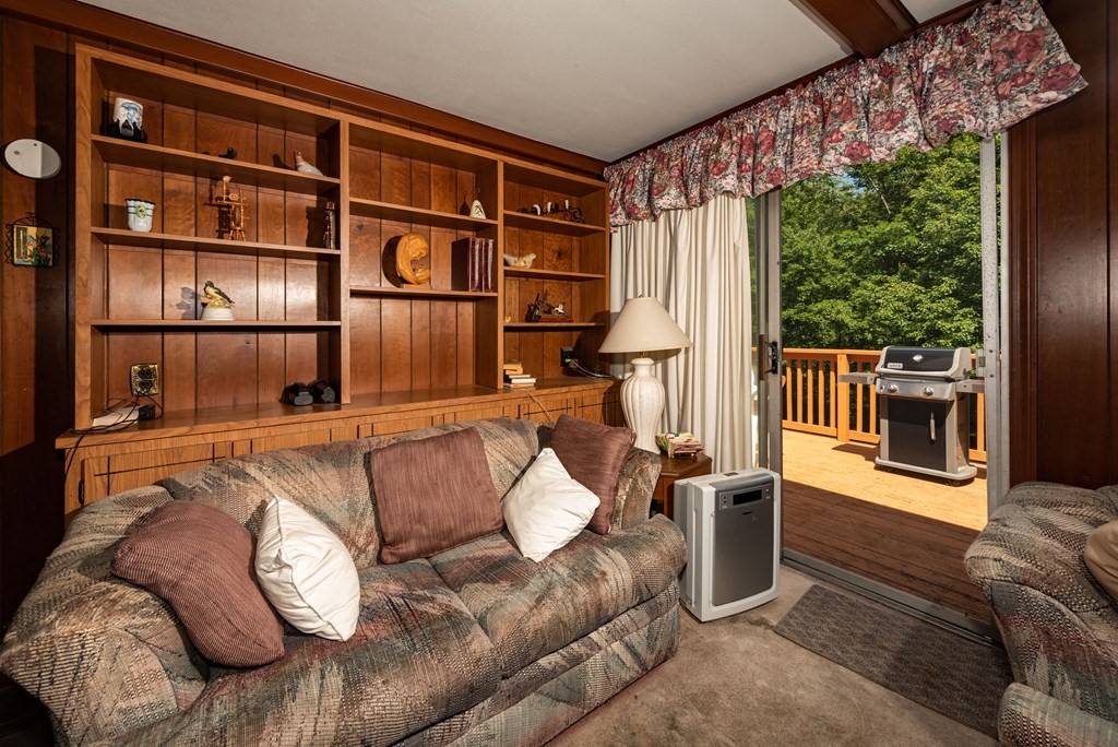 46 Pilgrim Road Braintree, MA 02184 - Photo 15 of 35 a living room with furniture