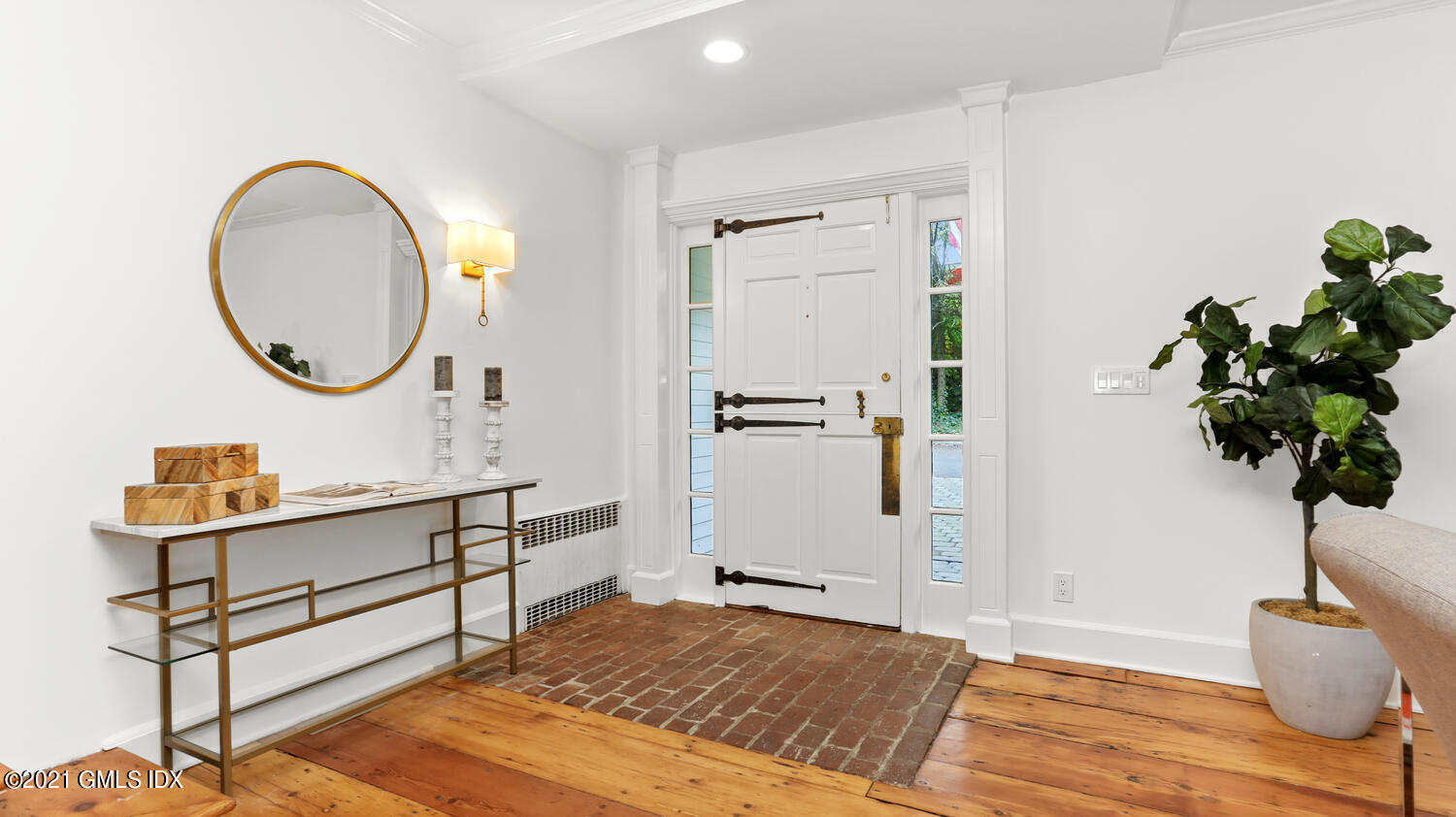 23 Parsonage Road Greenwich, CT 06830 - Photo 5 of 29 a bedroom with a bed and a potted plant