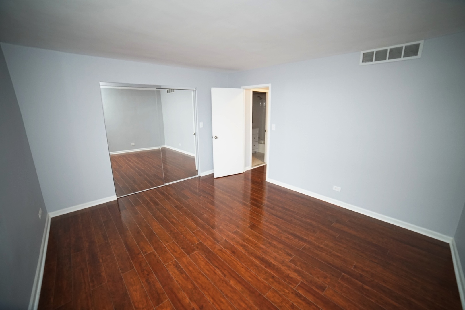 6301 North Sheridan Road, Unit 23V Chicago, IL 60660 - Photo 19 of 22 a view of empty room with wooden floor