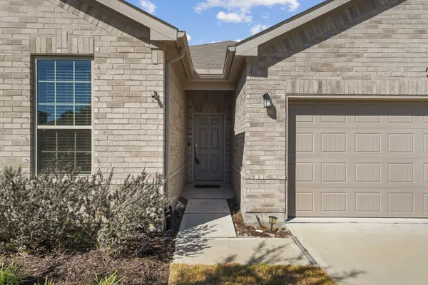 $2,175 | 329 Paso Fino Drive, Alvin, TX 77511