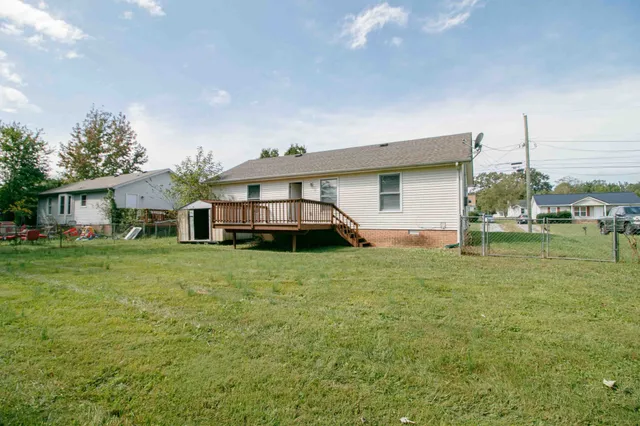 a view of a house with backyard and garden