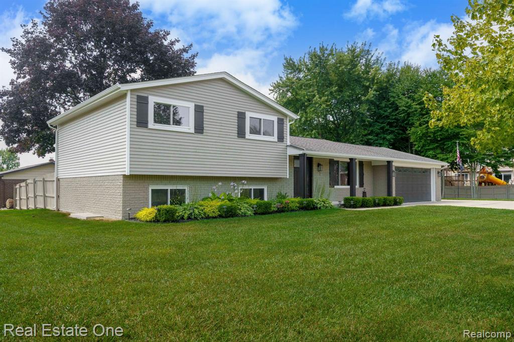9545 Crown Ridge Road White Lake, MI 48386 - Photo 1 of 40 Gallery Image 1