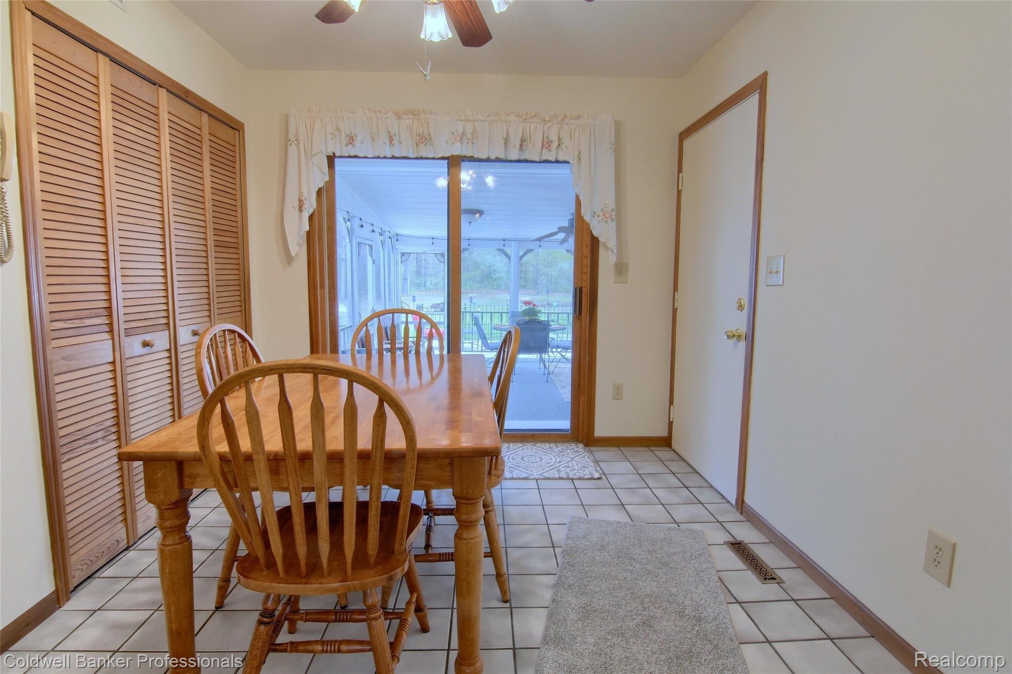21991 Rust Road New Boston, MI 48164 - Photo 11 of 32 11-Breakfast-Nook.jpg