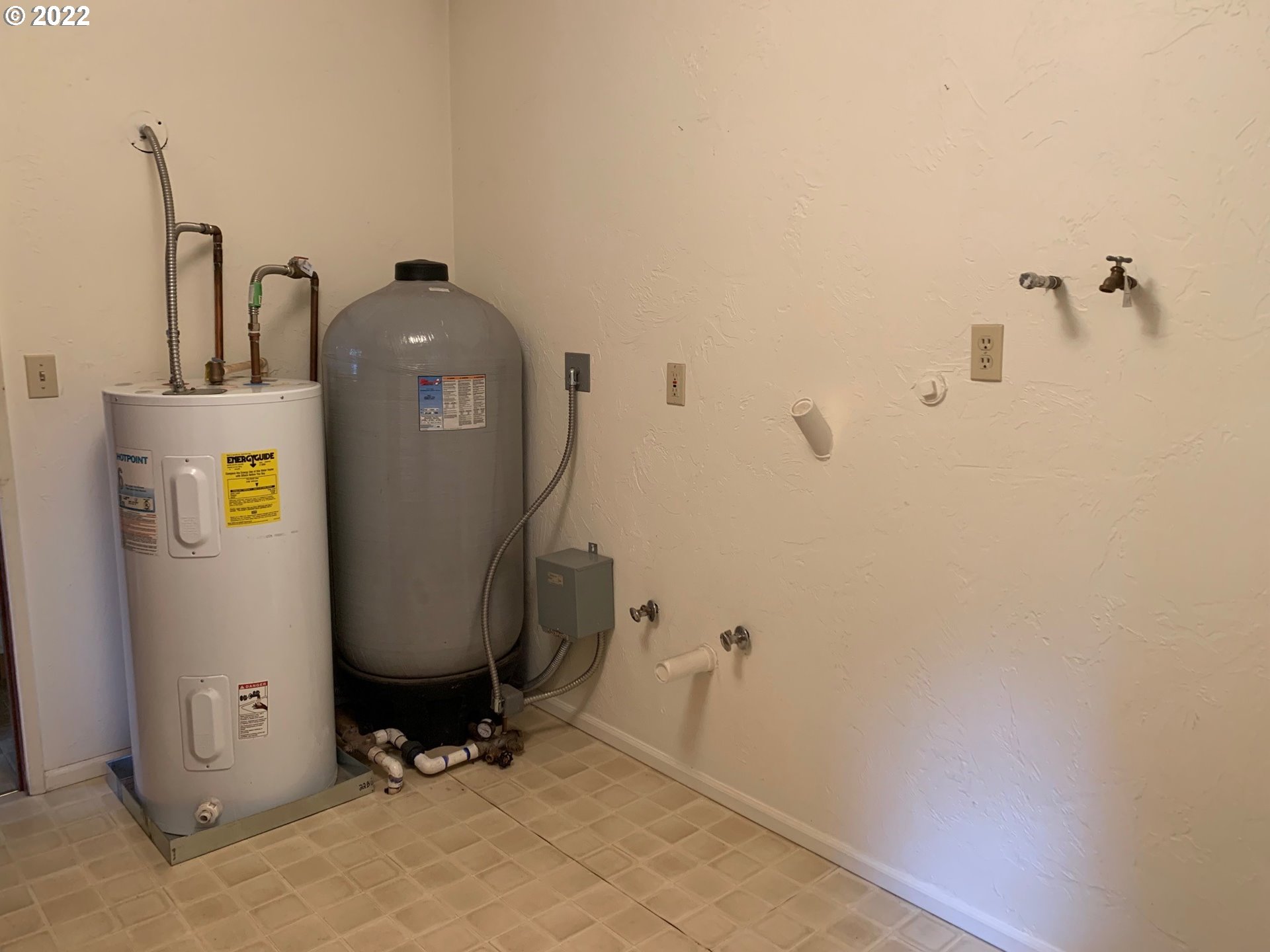 24 Prairie Road Appleton, WA 98602 - Photo 17 of 22 Laundry