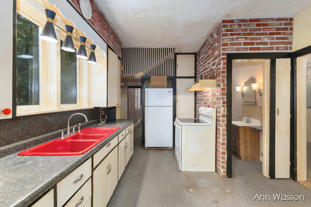 121 North Prospect Street Belding, MI 48809 - Photo 4 of 19 IMG_1004