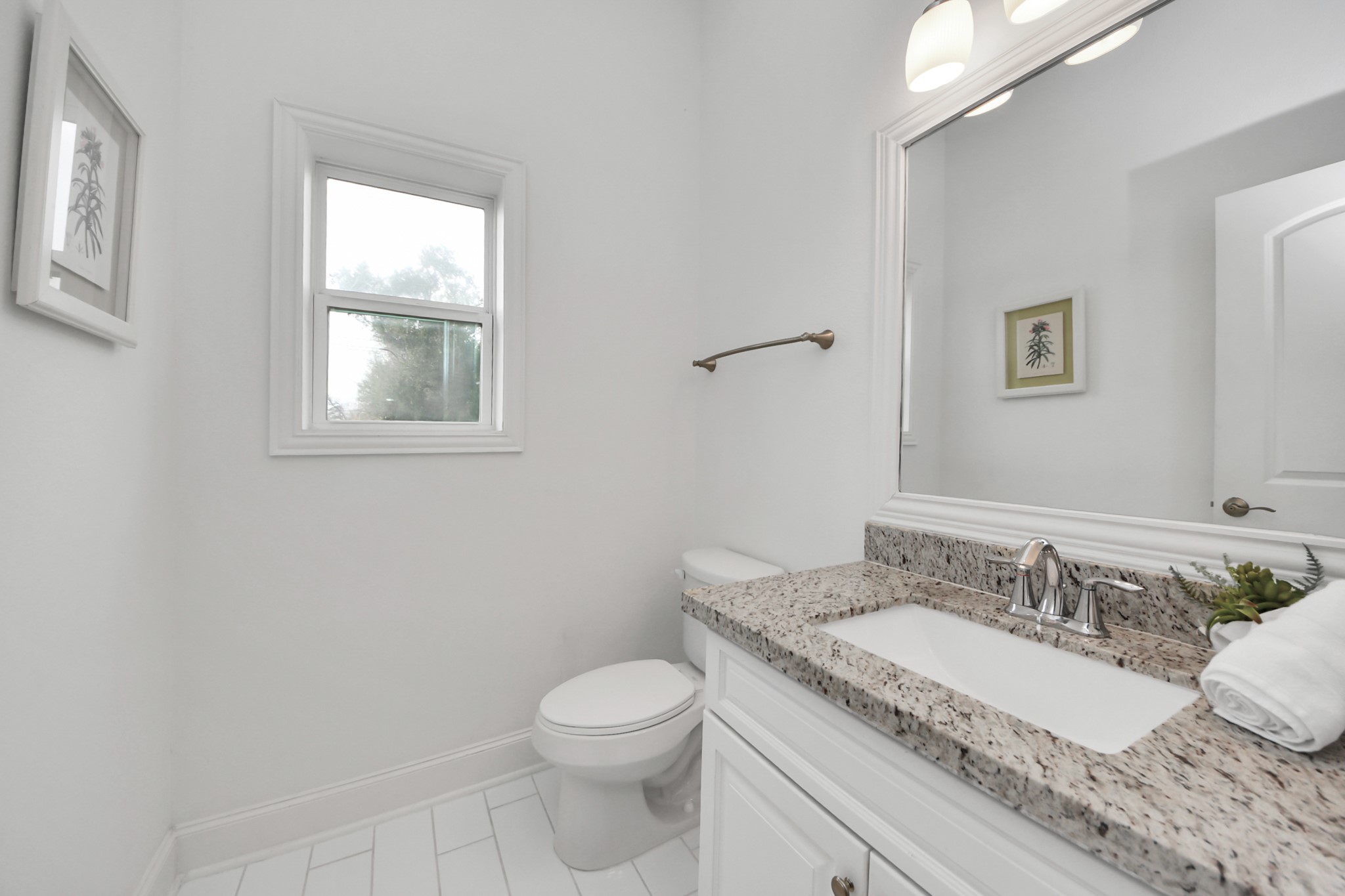 1628 West 24th Street Houston, TX 77008 - Photo 16 of 41 Convenient half bath on the second floor, perfectly situated just off the kitchen for easy access.