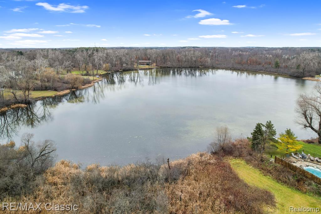 2011 Decker Road Walled Lake, MI 48390 - Photo 36 of 37 Gallery Image 36