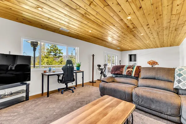 $625,000 | 23971 Skyview Drive, Idyllwild, CA 92549