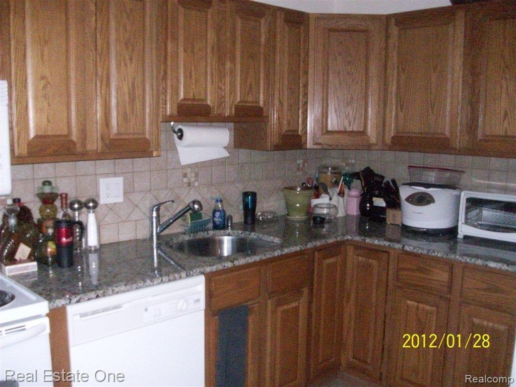 1118 Moreland Court Rochester, MI 48307 - Photo 3 of 12 Kitchen