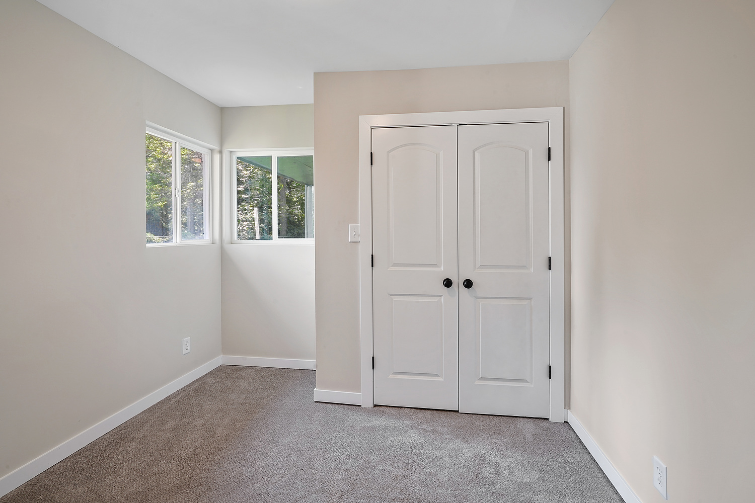 Undisclosed Address Park Forest, IL 60466 - Photo 12 of 16 an empty room with windows