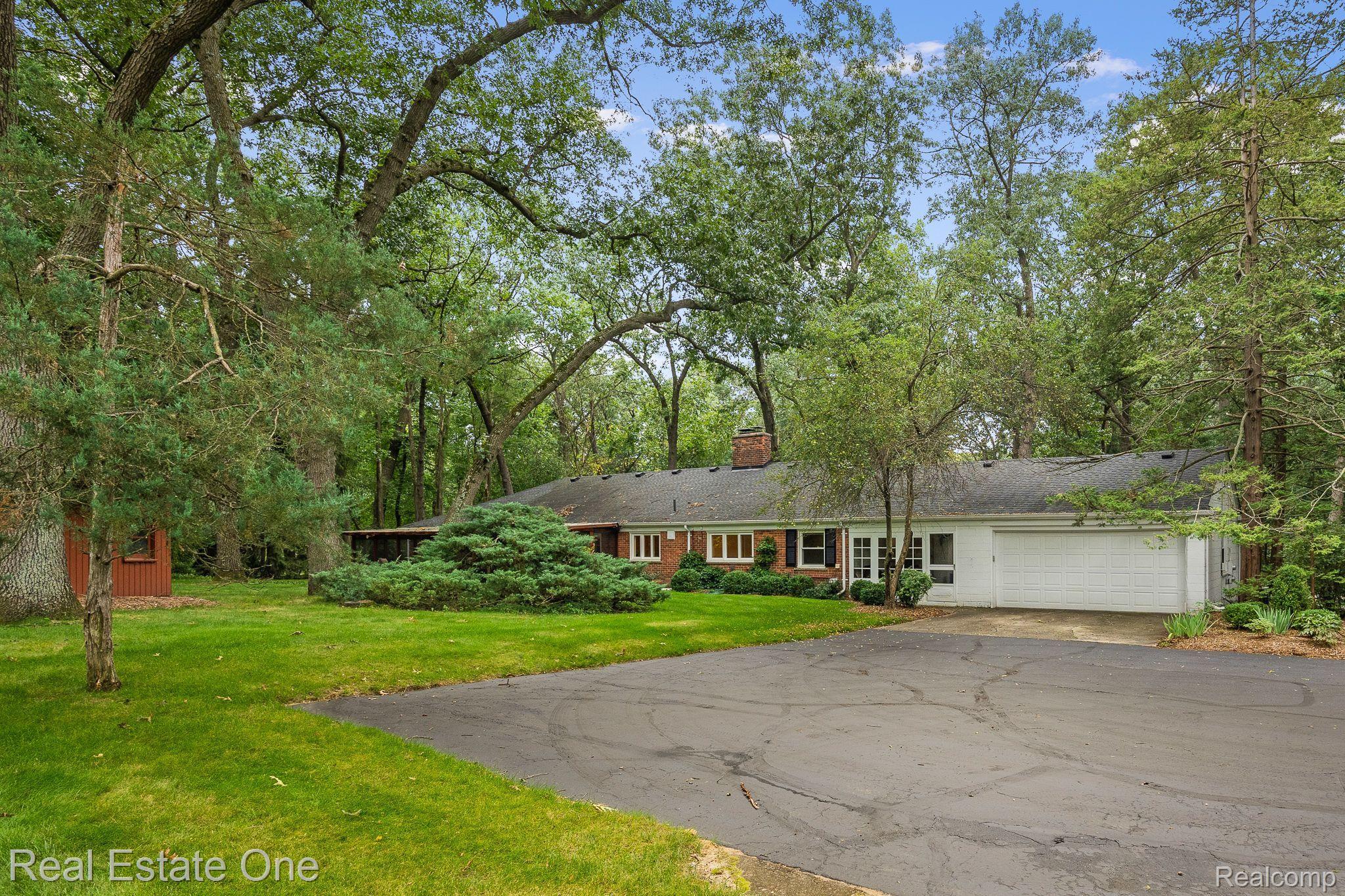851 Peach Tree Lane Rochester, MI 48306 - Photo 7 of 60 Rear Entry 2.5 Car Garage with Wealth of Parking